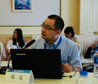 说明:a group of people sitting at a table using a computer
description automatically generated